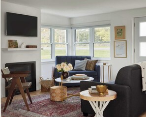 TV, fireplace, offices - Gran Roble - Charming Countryside Retreat (Prince Edward)