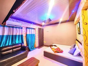 Deluxe tweepersoonskamer, airconditioning | Hypoallergeen beddengoed, een kluis op de kamer, een bureau