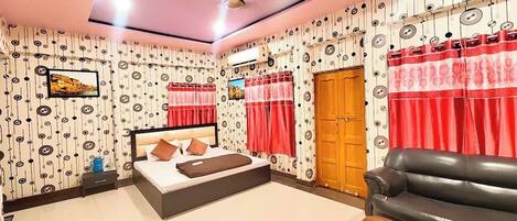 Deluxe Double Room, Air conditioning | Hypo-allergenic bedding, in-room safe, desk, soundproofing