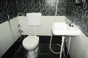 Shower, rainfall showerhead, free toiletries, slippers