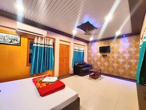 Deluxe tweepersoonskamer, airconditioning | Hypoallergeen beddengoed, een kluis op de kamer, een bureau