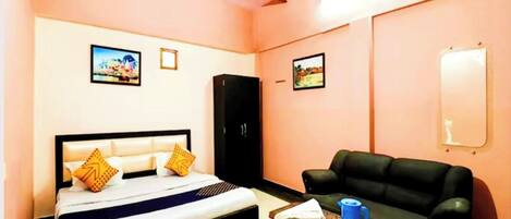 Deluxe Double Room | Hypo-allergenic bedding, in-room safe, desk, soundproofing