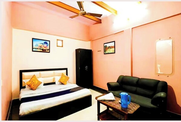 Deluxe Double Room | Hypo-allergenic bedding, in-room safe, desk, soundproofing - Hotel HR Kashi Viswanath Temple (Varanasi)