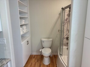 Séchoir à cheveux, bidet, serviettes fournies, savon