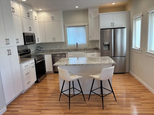 Immaculate and private 2-bedroom house, close to everything, pet friendly