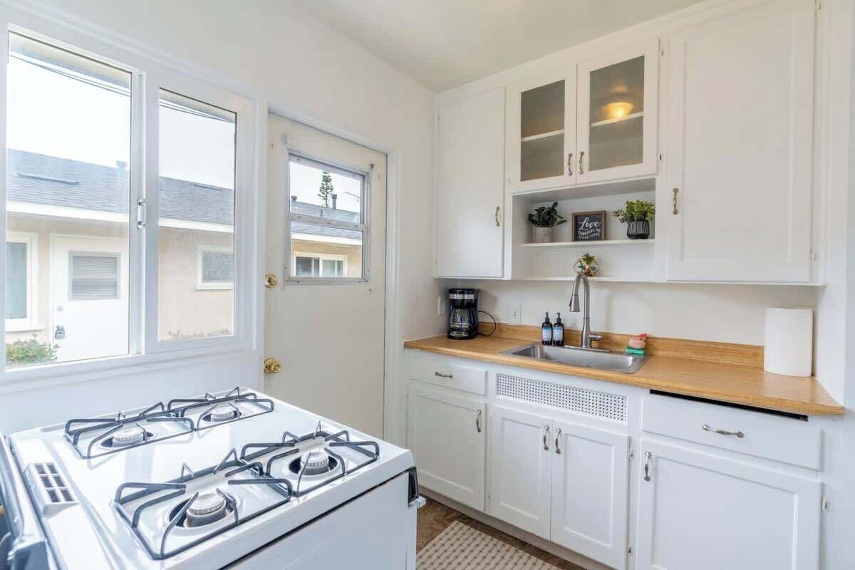 Fridge, oven, stovetop, coffee/tea maker