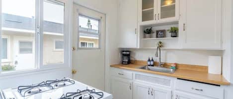 Réfrigérateur, four, plaque de cuisson, cafetière/bouilloire