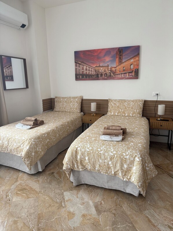 2 bedrooms, in-room safe, desk, iron/ironing board