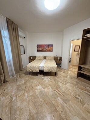 2 bedrooms, in-room safe, desk, iron/ironing board