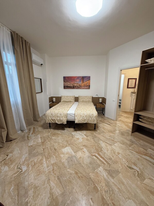 2 bedrooms, in-room safe, desk, iron/ironing board