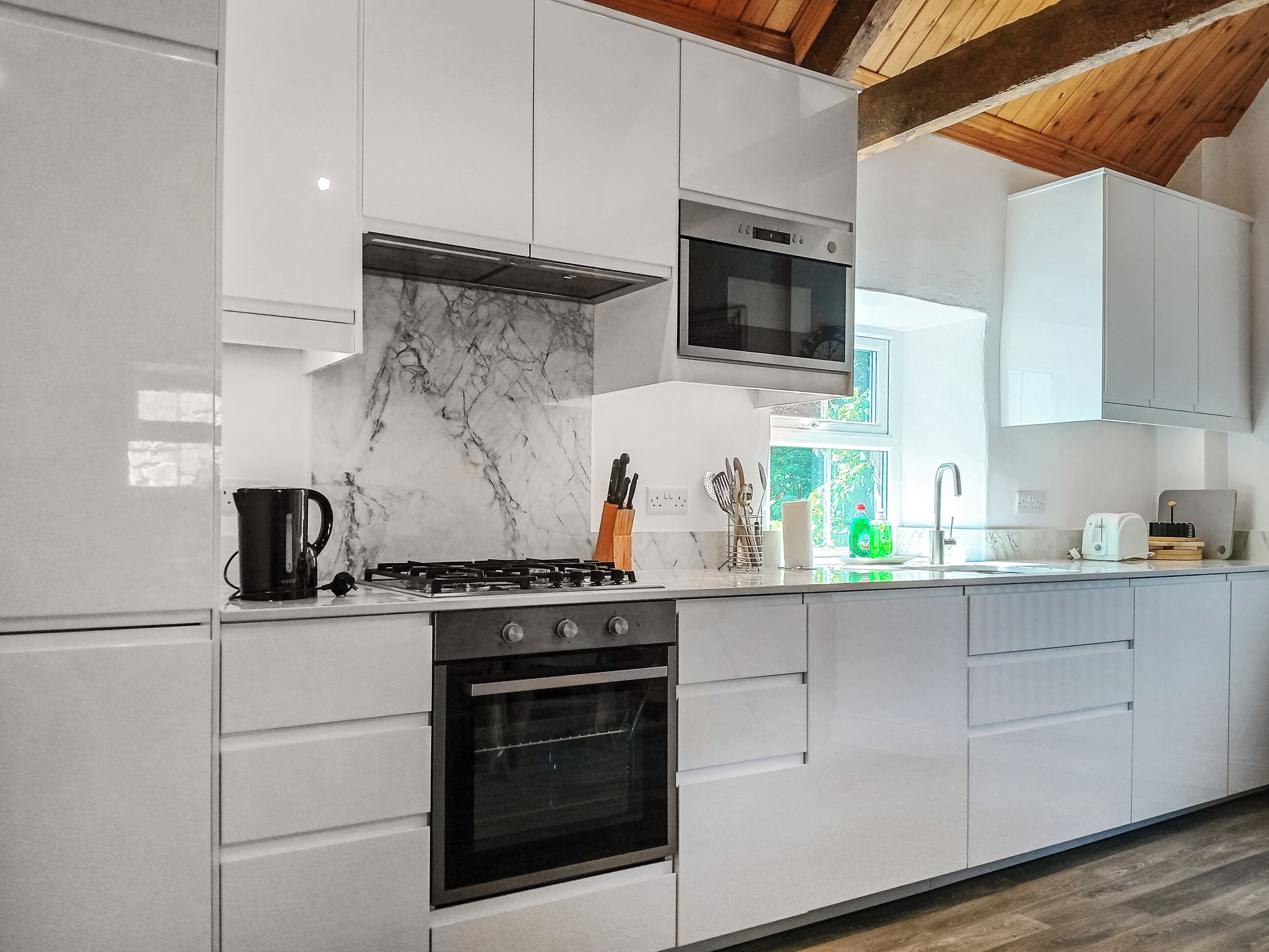 Een vaatwasser, een kinderstoel