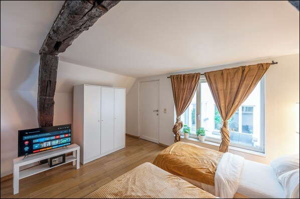 2 habitaciones, escritorio y tabla de planchar con plancha 