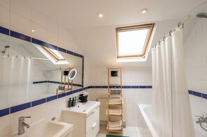 Hair dryer, towels, soap, shampoo - Luminous Suite In Brussels - Elegant Design (Bruxelles)