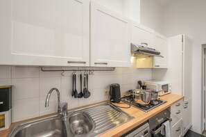 Kjøleskap, mikrobølgeovn, ovn og kokeplater
