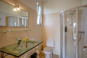 Dusche, Haartrockner, Bidet, Handtücher