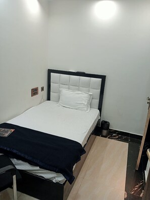 Classic Single Room | Free WiFi, bed sheets