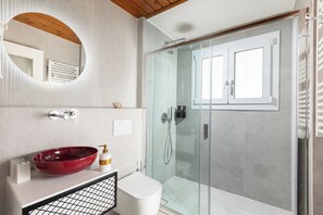 Secador de pelo, toallas, jabón, shampoo