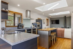 Geladeira, micro-ondas, fogão, cooktop