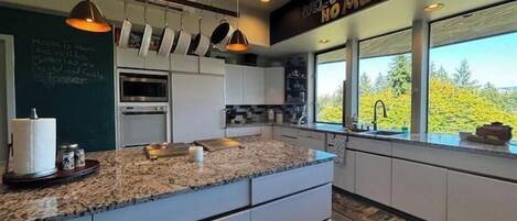 Jääkaappi, mikroaaltouuni, uuni, liesi