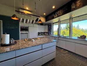 Fridge, microwave, oven, stovetop - Mount rainier wonderful views (Graham)