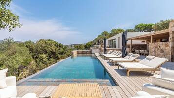 Piscina all'aperto, una piscina riscaldata