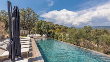 Een buitenzwembad en een verwarmd zwembad