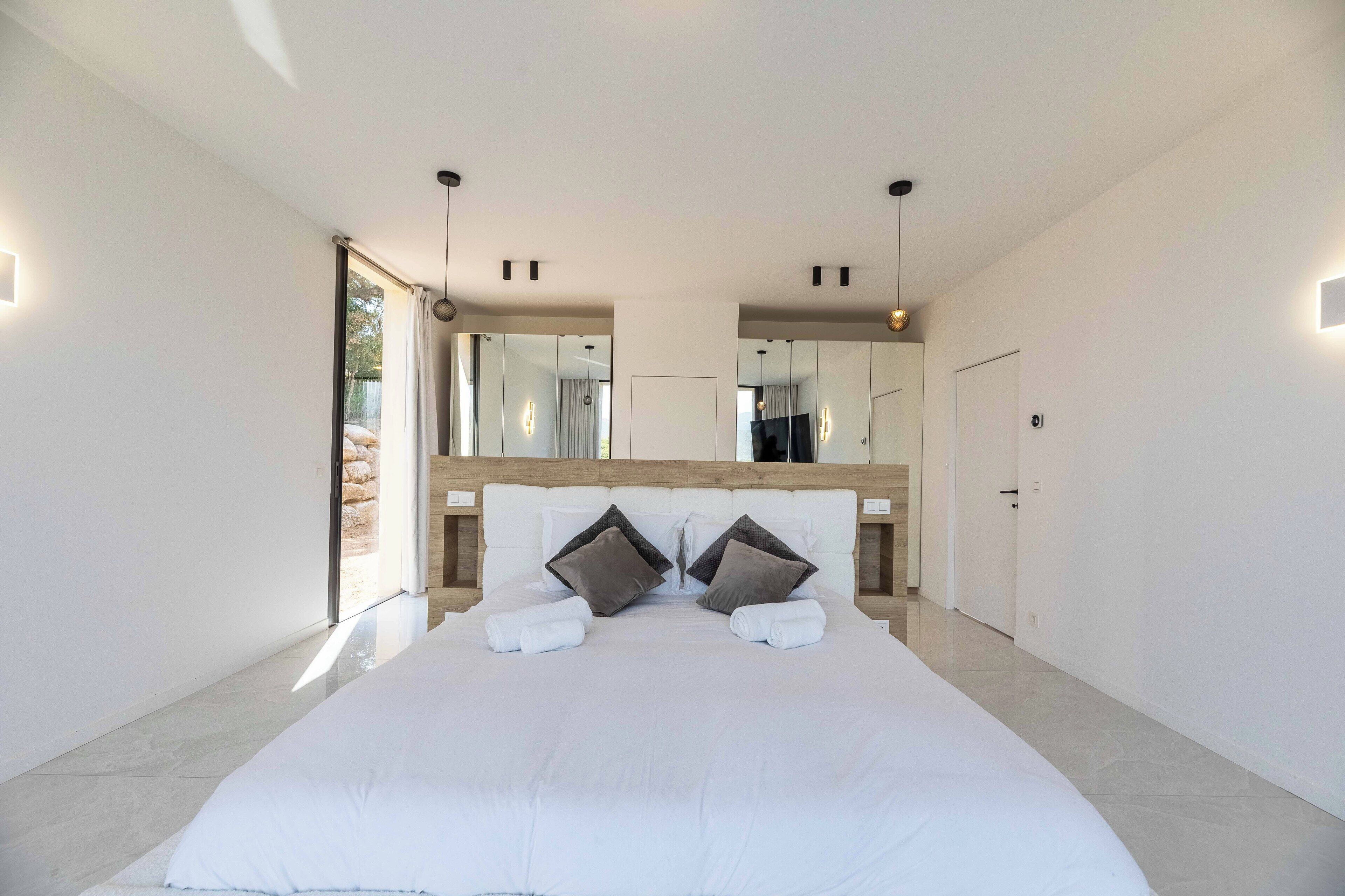 5 slaapkamers, een strijkplank/strijkijzer, reisbedje, gratis wifi