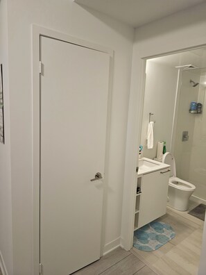 Håndklær, såpe og toalettpapir