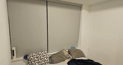 Spacious Master Ensuite Room w King Size Bed, Hi-Speed Wifi, A/C, Fan & Dresser