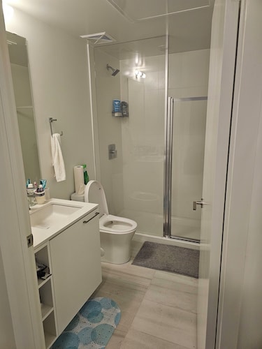 Spacious Master Ensuite Room w King Size Bed, Hi-Speed Wifi, A/C,  Fan & Dresser