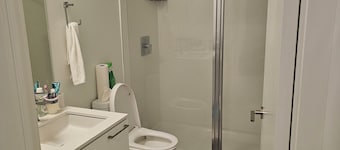 Spacious Master Ensuite Room w King Size Bed, Hi-Speed Wifi, A/C, Fan & Dresser