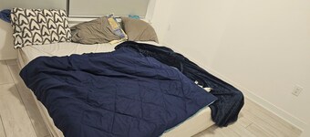 Spacious Master Ensuite Room w King Size Bed, Hi-Speed Wifi, A/C,  Fan & Dresser