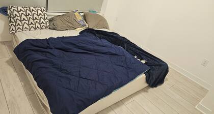 Spacious Master Ensuite Room w King Size Bed, Hi-Speed Wifi, A/C, Fan & Dresser