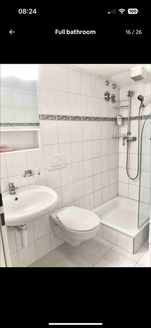 Hair dryer, towels, soap, toilet paper - Central Old Town Gem with Rare 40m² Terrace & River Views (Zürich)