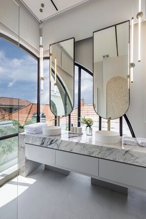 シャワー、ヘアドライヤー、ビデ、タオル