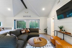 Älytelevisio, takka, kirjoja