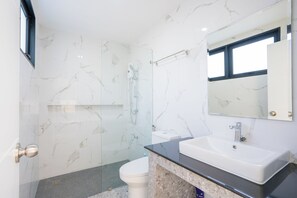 Ducha, bidé, toallas y papel higiénico