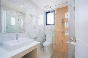 Shower, bidet, towels, toilet paper