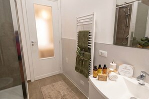 シャワー、ヘアドライヤー、ビデ、タオル