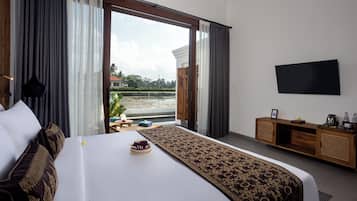 Vila Mewah, dapur kecil, pemandangan kolam renang | Brankas, meja kerja, ruang kerja ramah laptop, dan tirai kedap cahaya