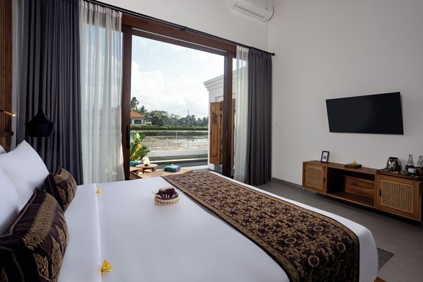 Luxury-Villa, Kochnische, Poolblick | Zimmersafe, Schreibtisch, laptopgeeigneter Arbeitsplatz