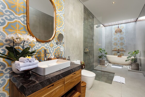 Ayrı küvet ve duş, geniş duş başlığı, ücretsiz banyo/kozmetik ürünleri