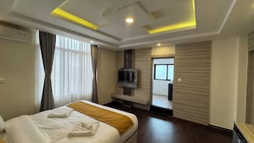 Espacio para trabajar con laptop, wifi gratis y ropa de cama