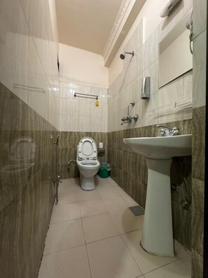 Dobbeltrom – deluxe | Bad | Dusj, regndusjhode, hårføner og tøfler