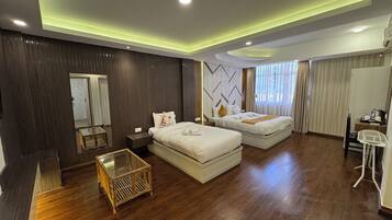 Deluxe Studio, Kitchen | Laptop workspace, free WiFi, bed sheets