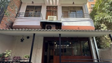 Fachada de la propiedad