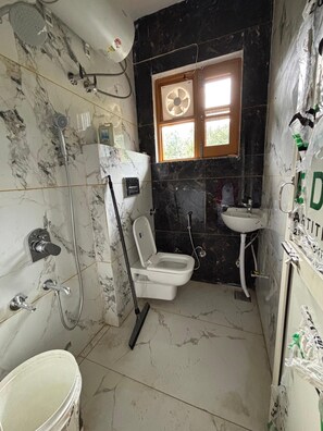 Douche, serviettes fournies, savon, papier de toilette