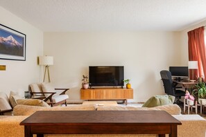 TV - Home in Beaverton, 15mins from Downtown Portland (Beaverton)