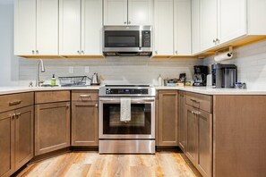 Microwave, oven, stovetop, dishwasher - Home in Beaverton, 15mins from Downtown Portland (Beaverton)