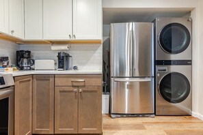 Microwave, oven, stovetop, dishwasher - Home in Beaverton, 15mins from Downtown Portland (Beaverton)